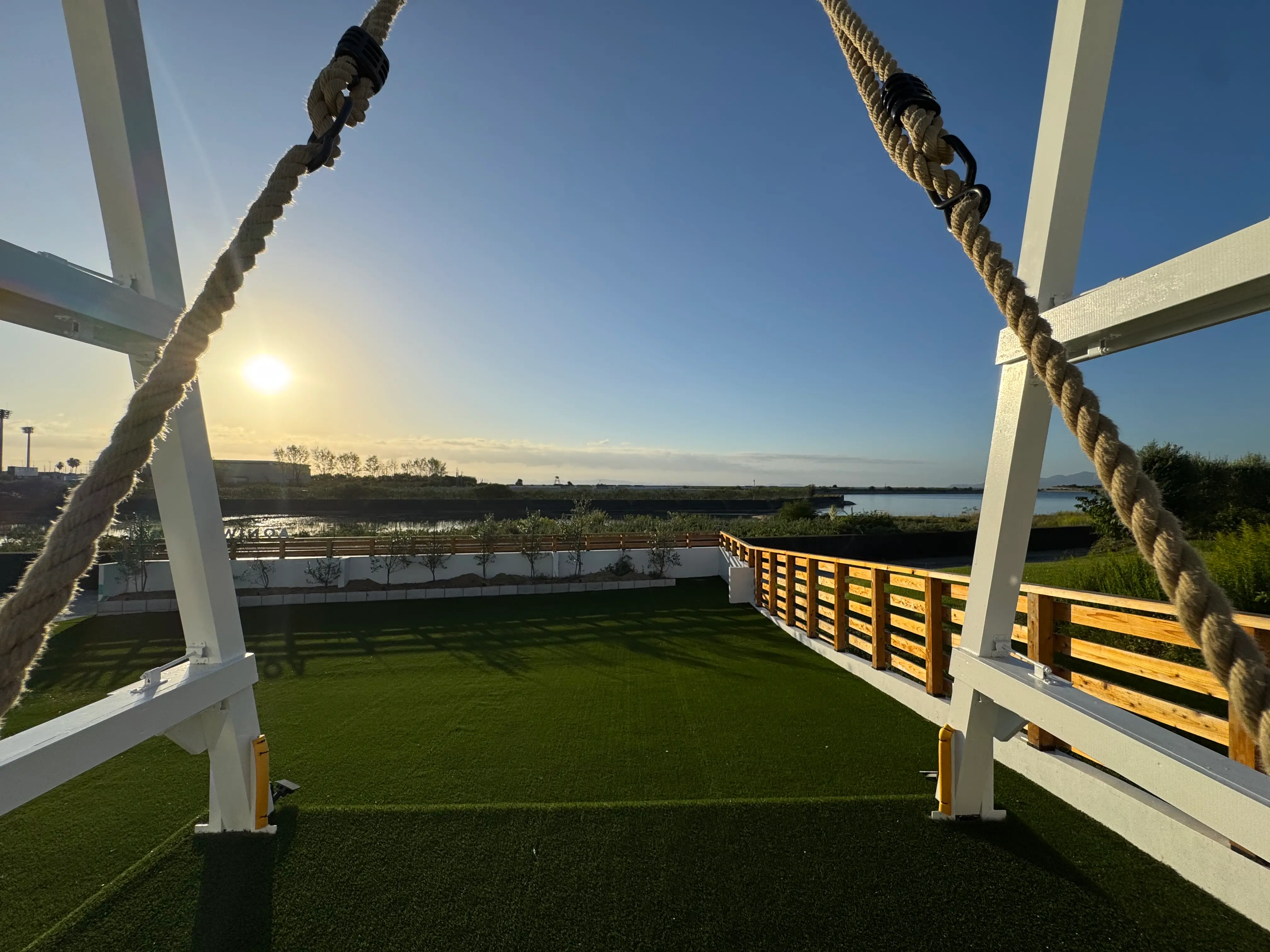 芝生ガーデンとブランコ