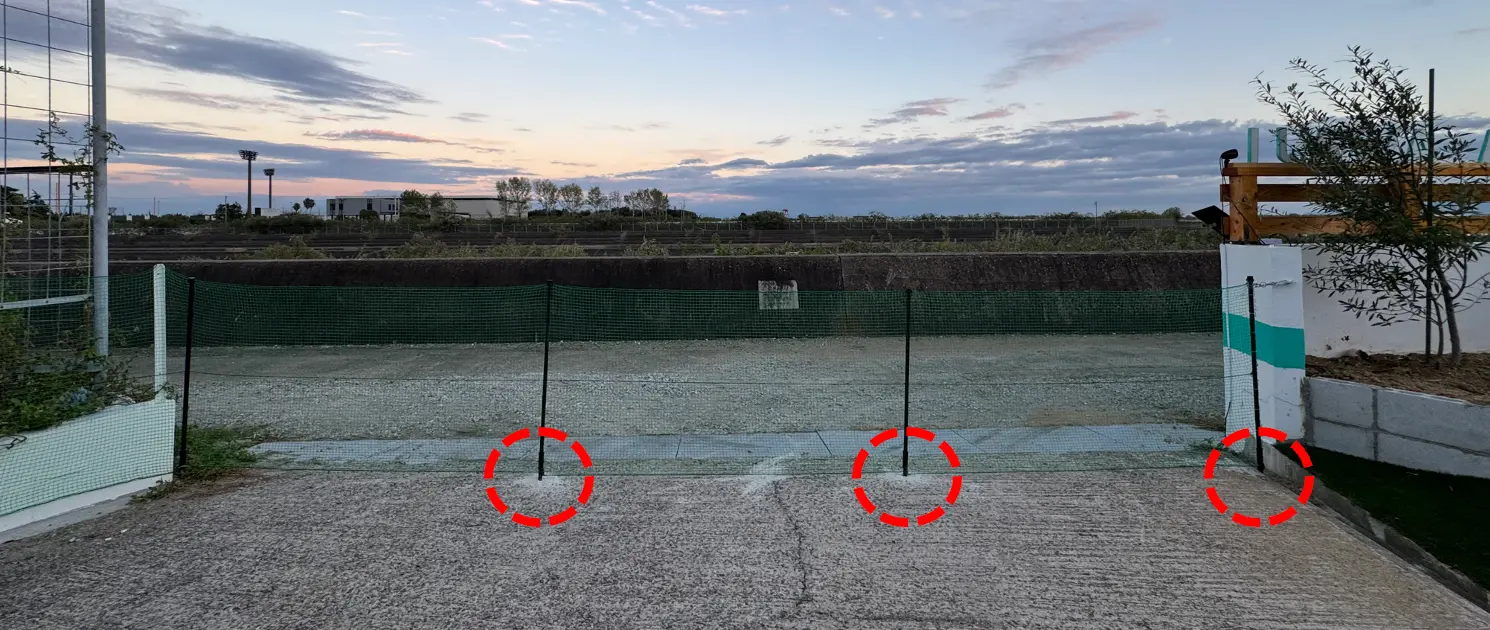 フェンス支柱を差す位置（赤丸）