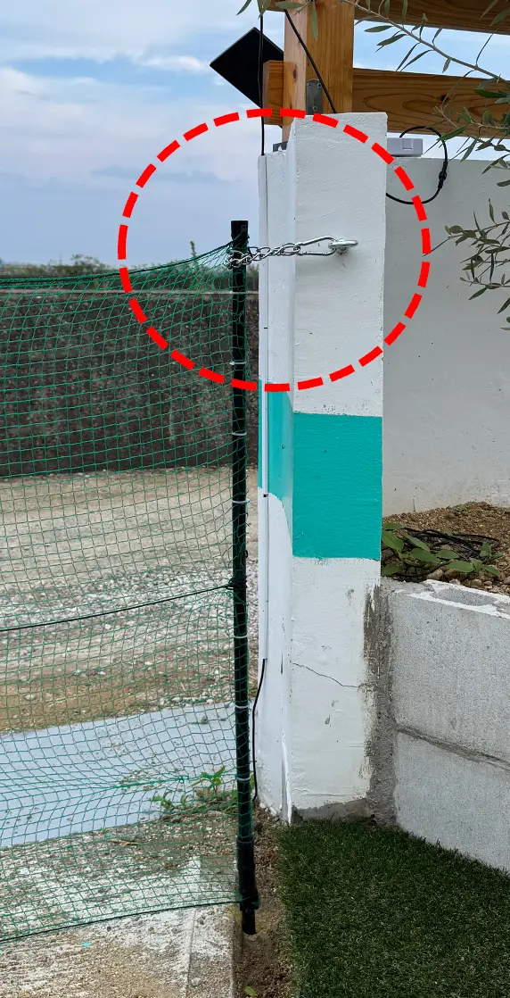 チェーンで支柱を固定（赤丸）