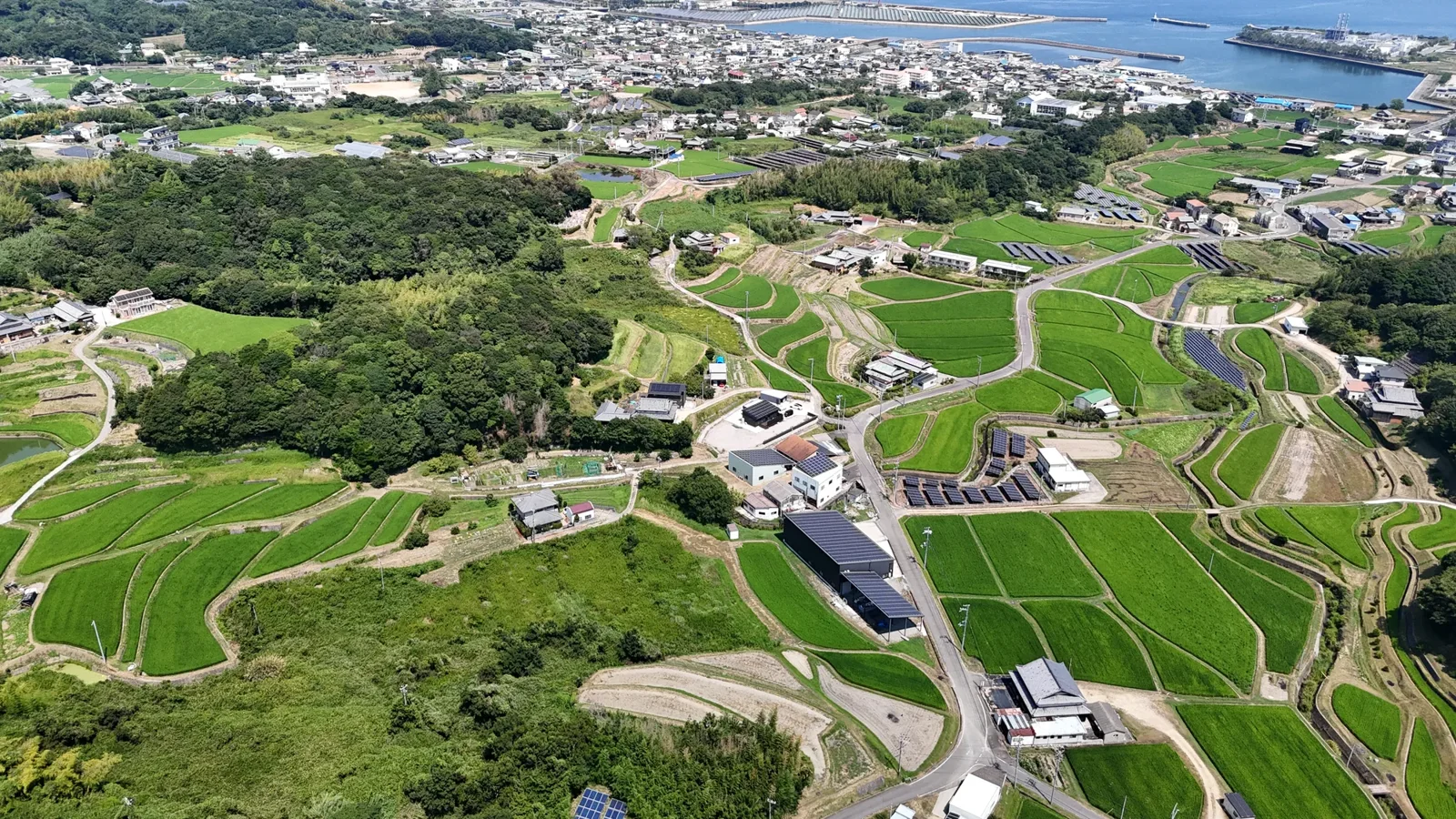 淡路市大谷488ほか 街並みと敷地の空撮