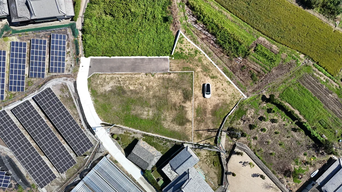 淡路市釜口1382：上空から見た敷地と道路