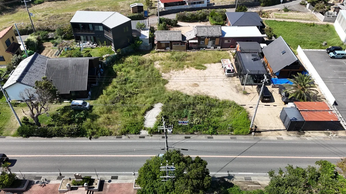 安乎町平安浦：道路側から見た敷地の広がり