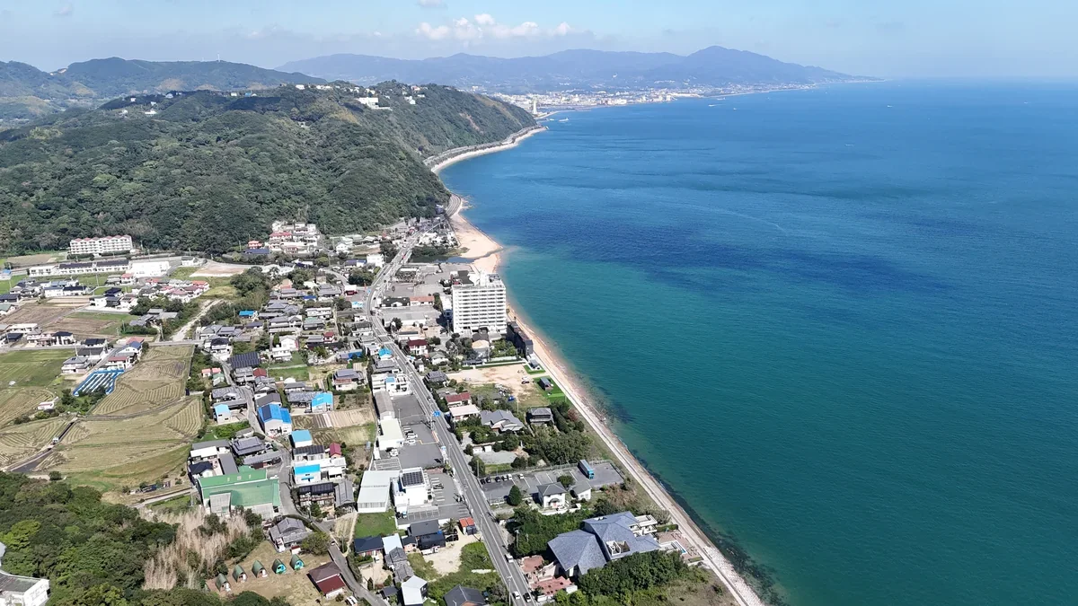 安乎町平安浦：安乎の海岸線と周辺の街並み
