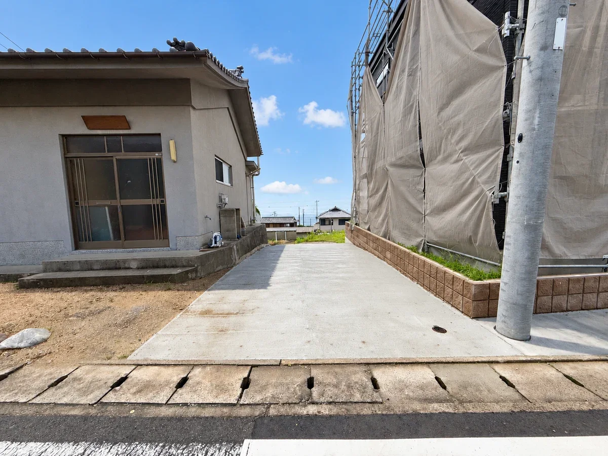 淡路市野島平林87：前面道路から敷地への進入路