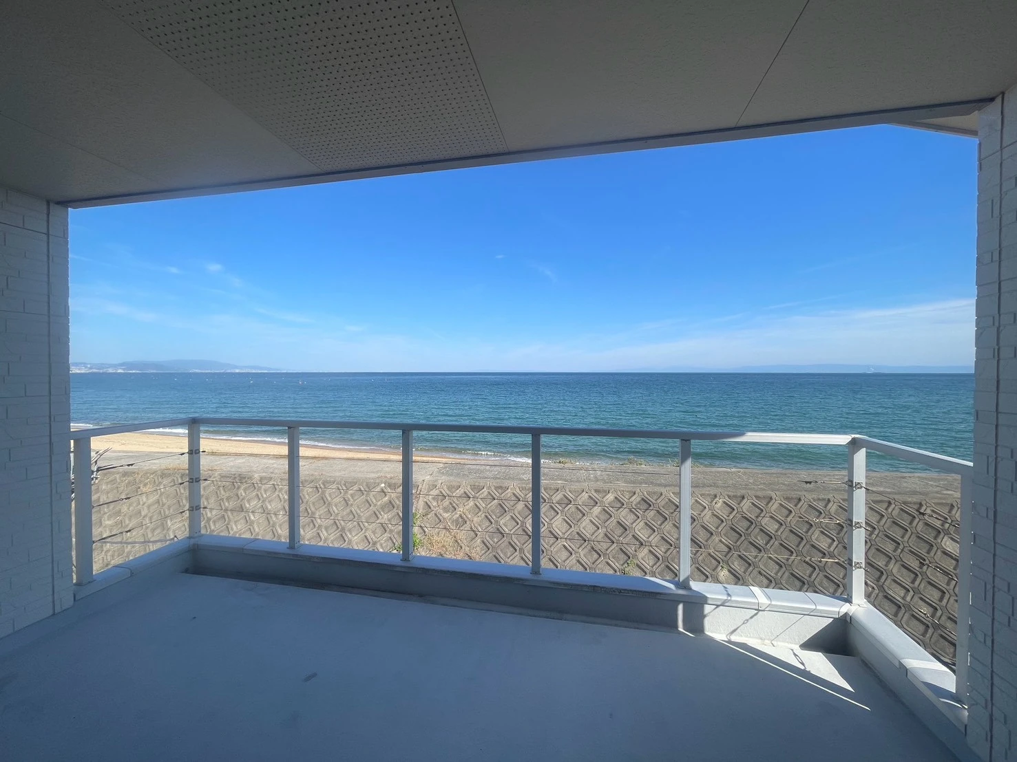 バルコニーから海を望む