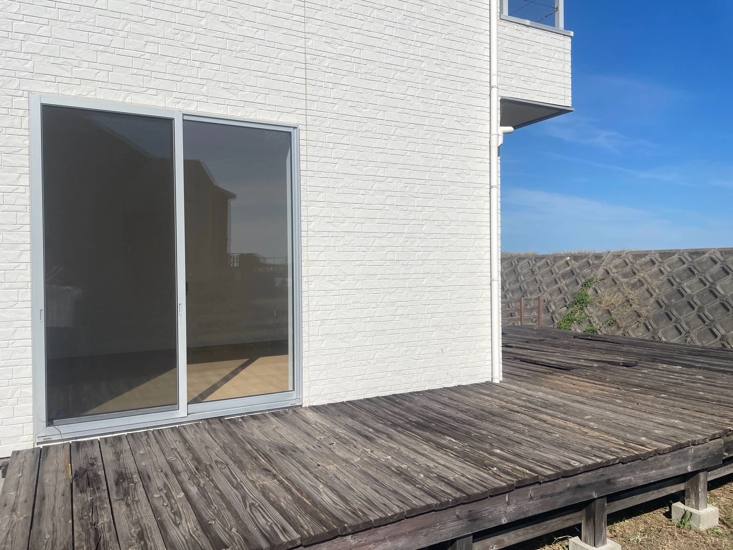デッキと建物の掃き出し窓