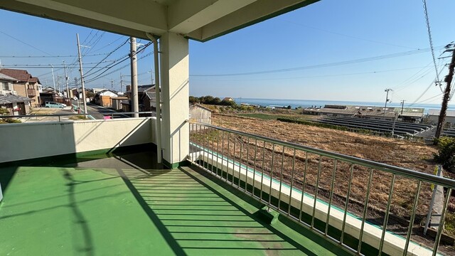 佐野の中古戸建にある、海を望む広いテラス