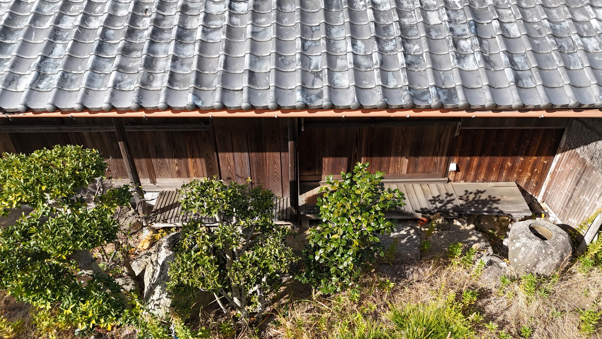 瓦屋根と縁側（空撮）