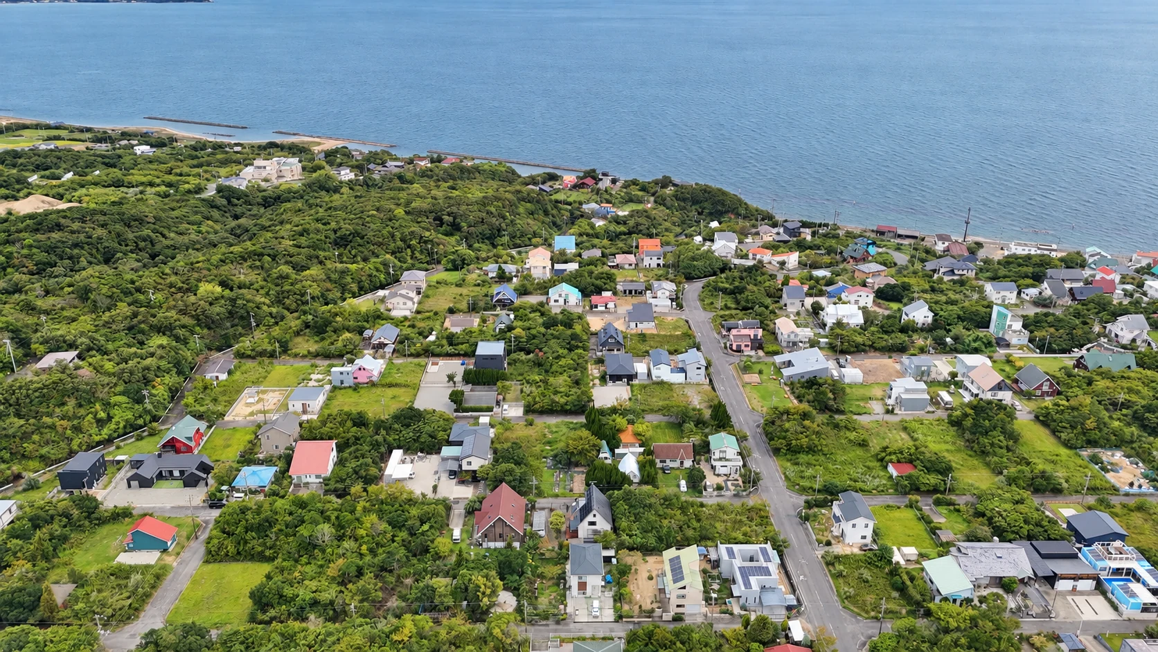 海岸・周辺の緑と道路の位置関係（上空から撮影）