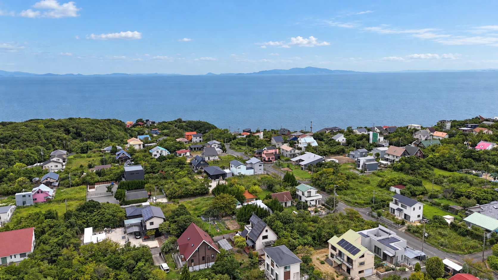 海と別荘地の家並み（上空から撮影）