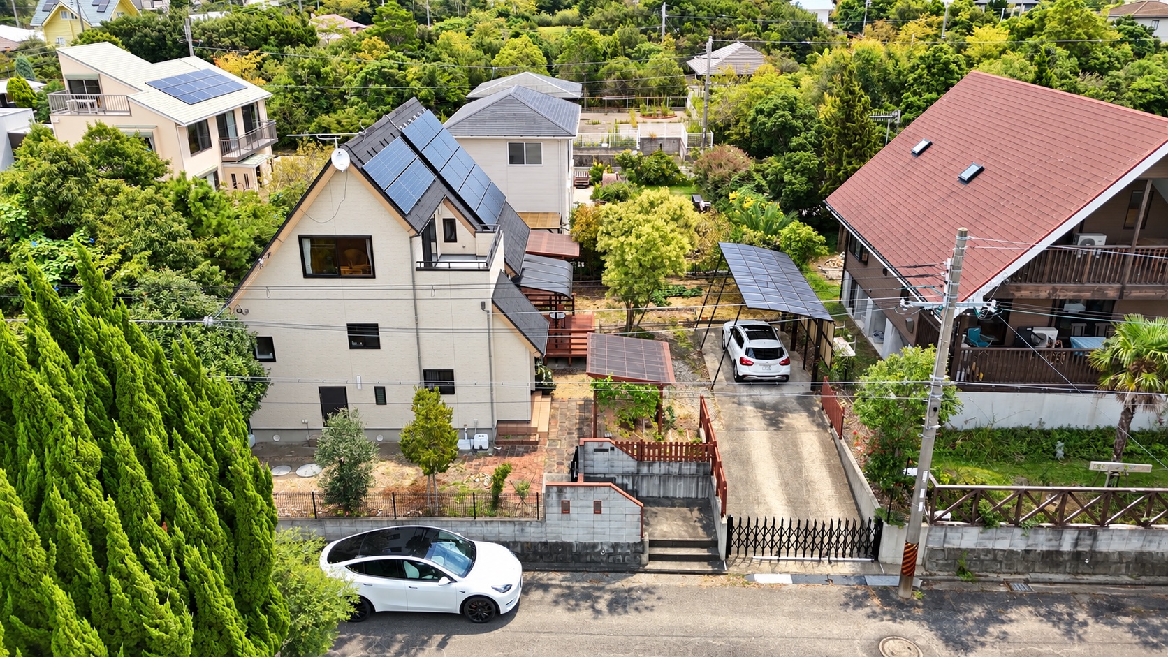 主屋・庭・駐車スペース（上空から撮影）