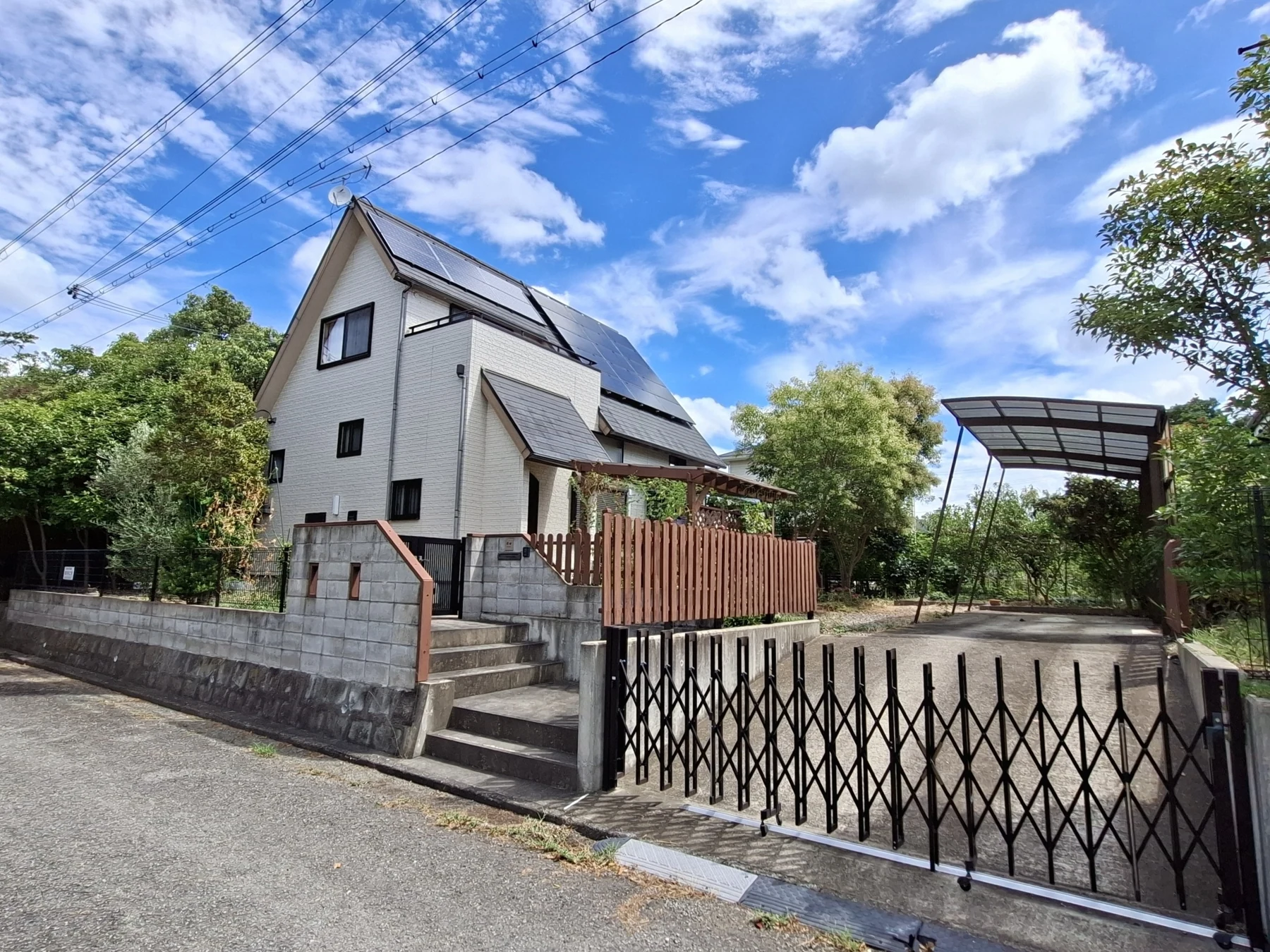 道路側から見た建物全景