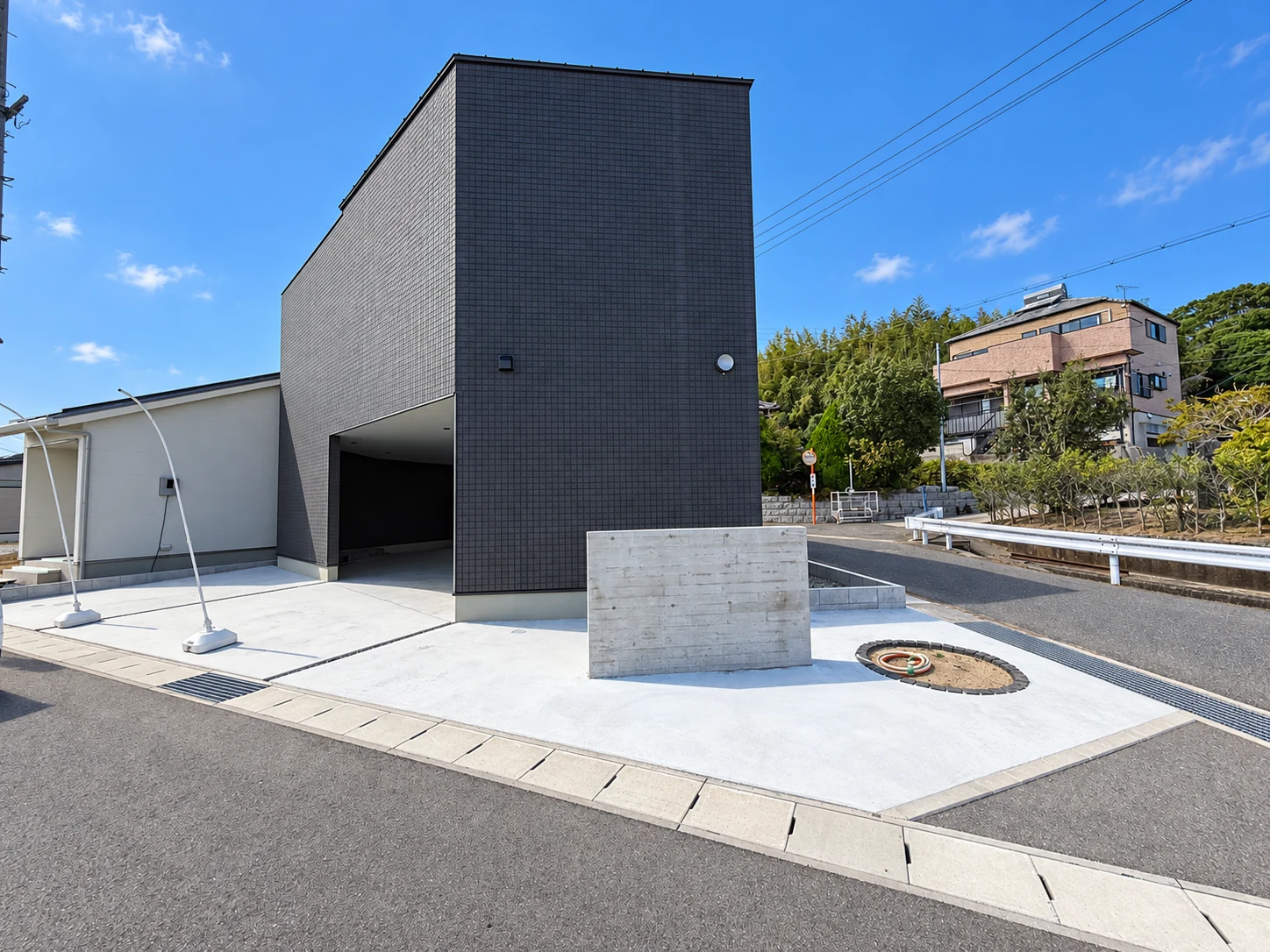 建物外観と前面のスペース
