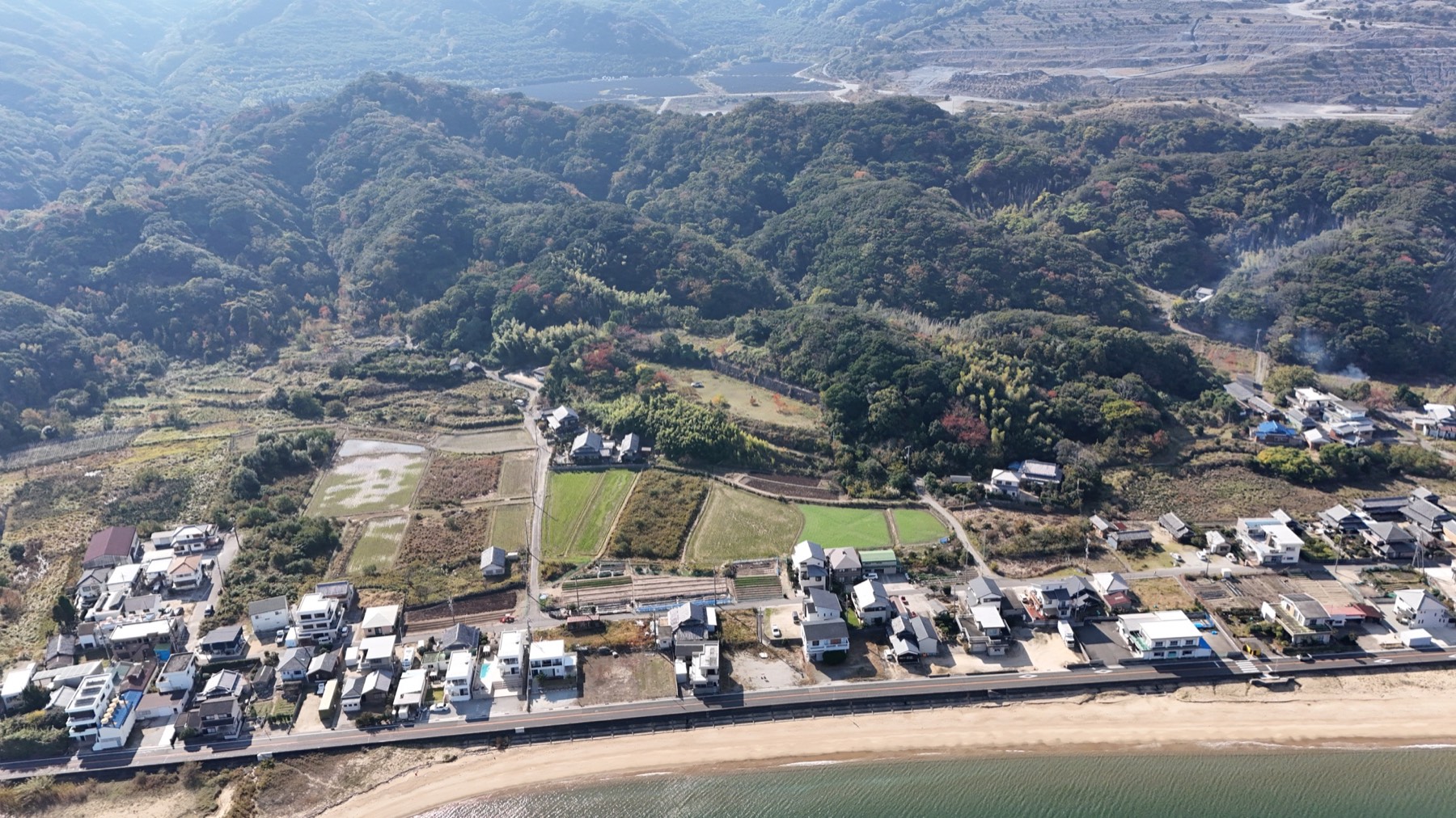 洲本市由良の海岸と高台土地の周辺環境