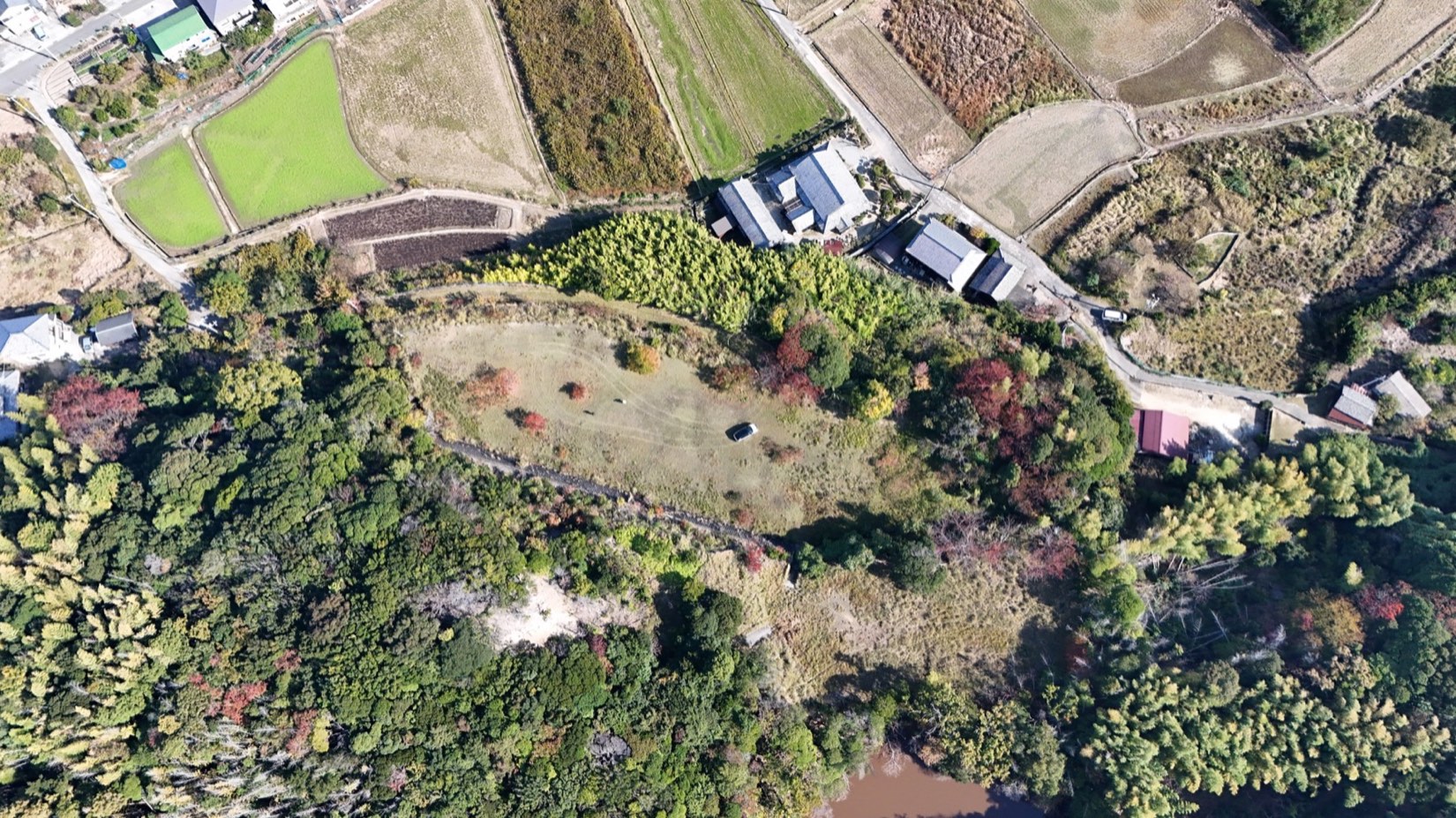 洲本市由良町内田の高台土地を真上から見た様子